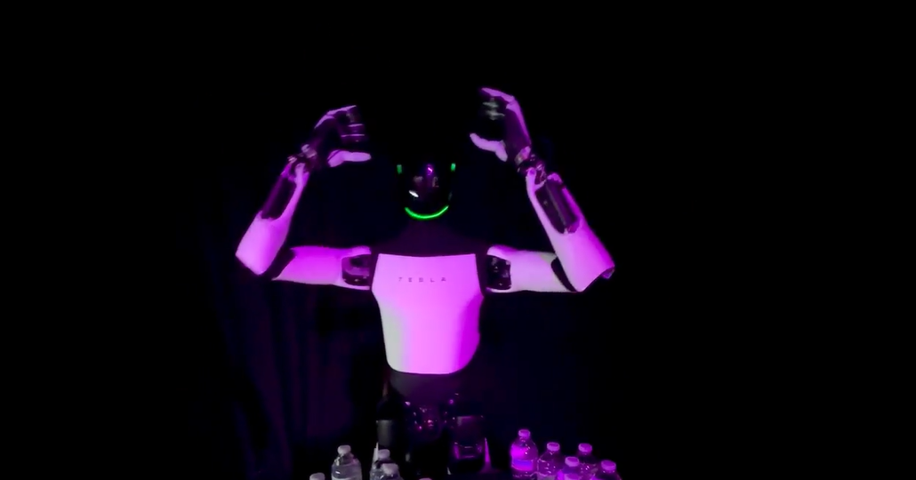 马斯克的Optimus又“大翻车”！摔倒前摘下“不存在的VR头显”，网友炸锅：这是人类在远程操控？